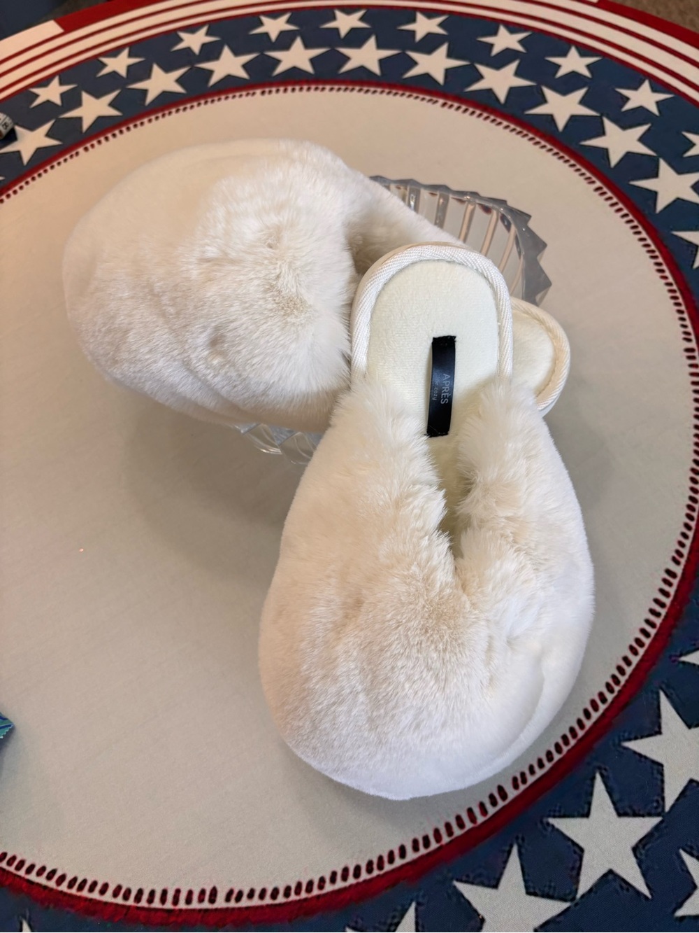 Après Be Cozy White Faux Fur House Slippers - size 8-10 - Picture 2 of 8